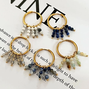 Boucles d'oreilles créoles dorées en acier 18k avec perles en pierre naturelle