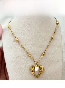 Vue macro détaillée du collier avec pendentif cœur plaqué or 18K et une perle irrégulière