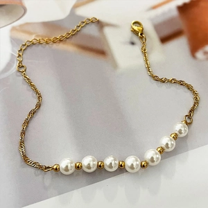 Bracelet élégant en acier titane doré avec perles blanches et fermoir mousqueton