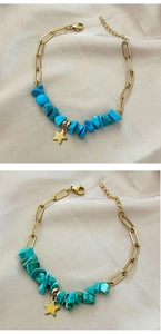 Détail du bracelet chaîne trombone doré avec pendentif étoile et pierres de turquoise