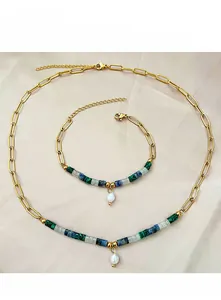 Détail de l'ensemble collier et bracelet à maillons avec perles colorées et un pendentif