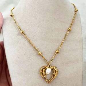 Collier Pendentif Cœur Künstliche Perle Acier Titane Plaqué Or Texture Aile Creuse Chaîne Clavicule Bijoux Mode Pour Femmes