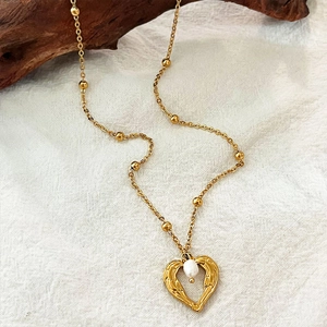 Collier en acier inoxydable plaqué or 18 carats avec pendentif cœur ailé et perle