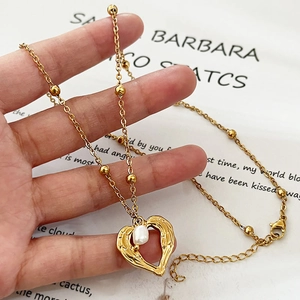 Collier en acier inoxydable plaqué or 18 carats avec pendentif cœur et perle blanche