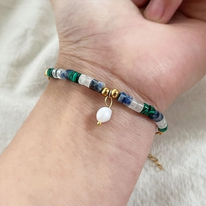 Collier artisanal perles bleues et vertes avec un pendentif perle blanche