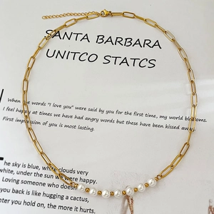 Collier chic français plaqué or 18K à maillons trombone et perles blanches sur carte
