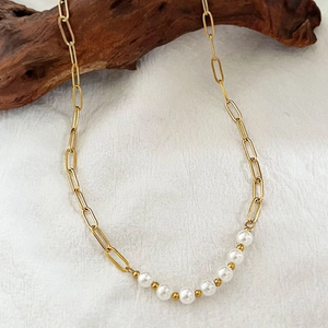 Collier chic français plaqué or 18K avec sept perles blanches élégantes sur chaîne