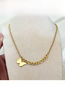 Detailansicht der goldener Schmetterlingsanhänger an einer NK-Gliederkette für Damen