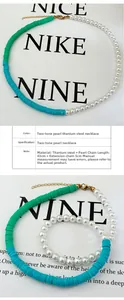 Détail du collier bicolore avec perles blanches et argile heishi bleue avec fermoir doré