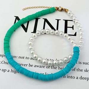Ensemble collier et bracelet faits main avec disques d'argile verte et perles