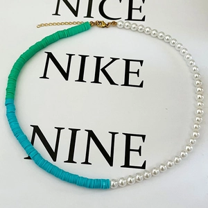 Collier fait main avec perles blanches et perles en pâte polymère vertes et bleues