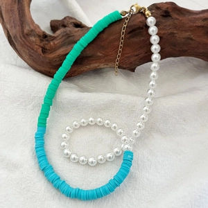 Collier fait main en perles Heishi en pâte polymère et perles blanches avec fermoir doré