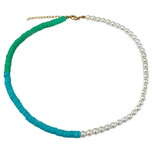 Collier fait main avec perles blanches et perles en argile verte et bleue