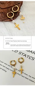 Détail de boucles d'oreilles croix en acier plaqué or 18k avec perles