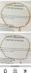 Vue détaillée de la chaîne trombone dorée et du collier de perles bleues superposés