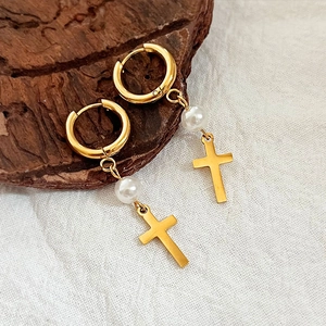 Boucles D'Oreilles Créoles Avec Pendentif Croix En Acier Inoxydable Plaqué Or 18K Et Faux Künstliche Perle