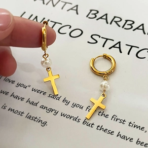 Boucles d'oreilles créoles en acier doré 18k avec perle blanche et pendentif croix