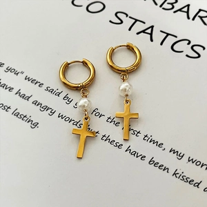 Boucles d'oreilles en acier inoxydable plaqué or 18k avec perle et pendentif croix