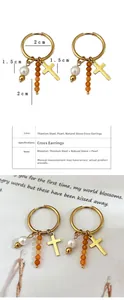 Vue détaillée des boucles d'oreilles créoles en acier doré avec croix et perles
