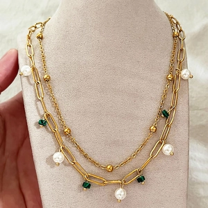 Collier double rang doré avec perles blanches et pierres de malachite vertes élégantes