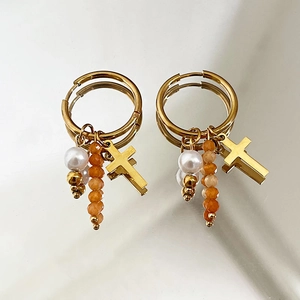 Boucles D'oreilles Créoles En Acier Inoxydable Plqué Or Avec Pendentif Croix Künstliche Perle Et Künstliche Perles De Pierre Naturelle