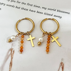 Boucles d'oreilles créoles en acier doré avec perle, croix et perles orange