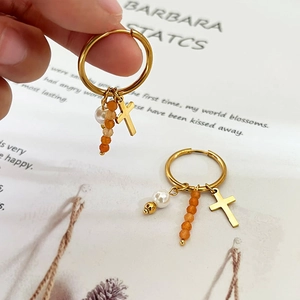 Créoles dorées avec pendentif croix, perle blanche et breloques en perles orange
