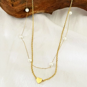 Élégant collier double épaisseur plaqué or avec pendentif cœur et perles blanches