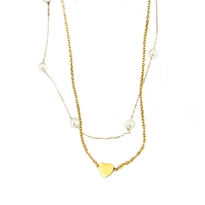 Collier double rang doré avec pendentif cœur et perles sur fond blanc minimaliste
