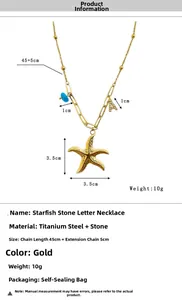 Détail du pendentif étoile de mer avec pierre bleue et lettre A sur chaîne dorée