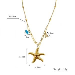 Collier avec pendentif étoile de mer dorée, perle bleue et breloque lettre A en acier