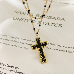 Collana a doppio strato in oro 18k con pendente a croce e perline in smalto nero