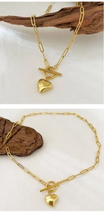 Détail du collier pendentif cœur doré avec chaîne trombone et fermoir à bascule