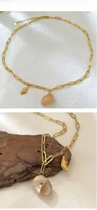 Dettaglio della collana in acciaio inossidabile dorato con ciondoli a conchiglia