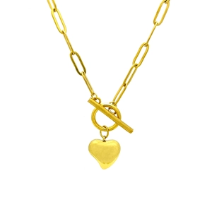 Collier trombone doré avec pendentif coeur et fermoir à bascule sur fond blanc pur