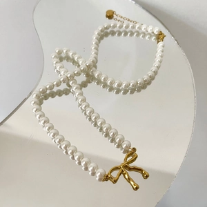 Collier de perles fait main avec élégant pendentif nœud plaqué or 18 carats