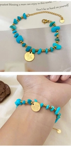 Detaillierte Makroansicht des Boho-Türkis-Armbands mit goldenem Blumenanhänger und Verschluss