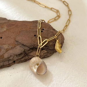Collana a graffetta dorata con conchiglia naturale e ciondolo a forma di arachide
