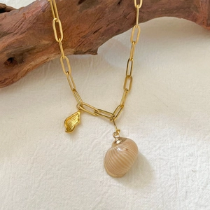 Collana in acciaio inossidabile dorato con catena a graffetta, conchiglia e ciondolo arachide