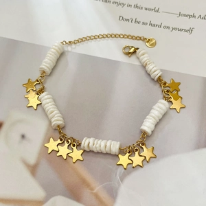 Bracelet en acier inoxydable plaqué or 18k avec perles blanches et étoiles