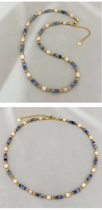 Détail du collier de perles en pierre naturelle avec séparateurs dorés et fermoir homard