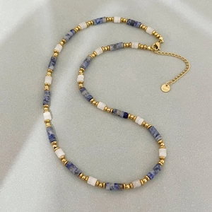 Collier fait main avec perles de sodalite bleue et détails en acier inoxydable doré