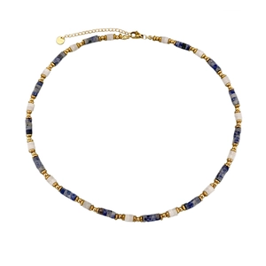 Collier de perles avec cylindres en pierre bleue et détails en acier doré