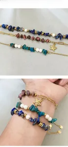 Détail de l'ensemble de bracelets bohèmes avec pierres naturelles, perles et étoile de mer