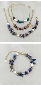 Détail d'un bracelet bohème en acier inoxydable avec pierres colorées et perles