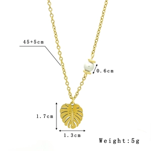 Collier avec pendentif feuille plaqué or 18k et perle blanche sur chaîne fine maille