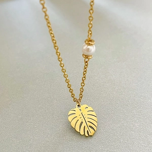Collier feuille en or 18k avec pendentif monstera et perle blanche élégante pour femme