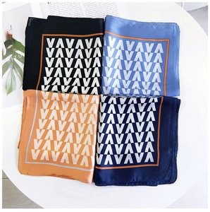 Vue détaillée de quatre foulards en soie élégants avec motif en V et couleurs variées