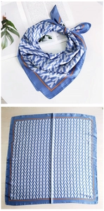 Détail d'un foulard en soie à motif géométrique V bleu et blanc avec bord orange