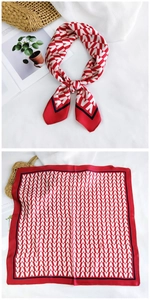 Détail d'un carré de soie rouge et blanc avec motifs V géométriques et style de luxe